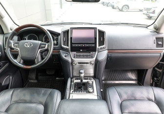 Подержанный автомобиль Toyota Land Cruiser Suv 2017 года (14 фото)