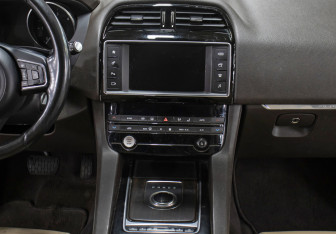 Подержанный автомобиль Jaguar F-Pace 2016 года (15 фото)