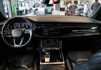 Подержанный автомобиль Audi Q8 2019 года (12 фото)