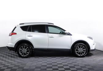 Подержанный автомобиль Toyota RAV4 2016 года (4 фото)