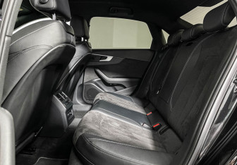 Подержанный автомобиль Audi A4 Sedan 2019 года (10 фото)