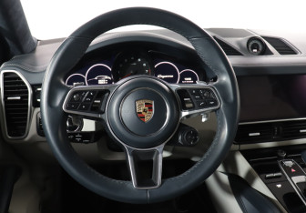 Подержанный автомобиль Porsche Cayenne 2019 года (18 фото)