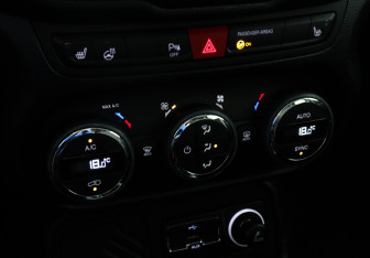 Подержанный автомобиль Jeep Renegade 2017 года (13 фото)