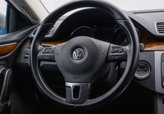Подержанный автомобиль Volkswagen Passat CC 2013 года (15 фото)