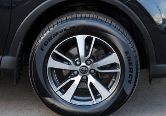 Подержанный автомобиль Toyota RAV4 2015 года (19 фото)