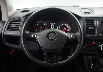 Подержанный автомобиль Volkswagen Caravelle 2017 года (10 фото)