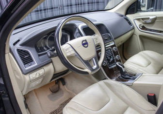 Подержанный автомобиль Volvo XC60 2017 года (15 фото)