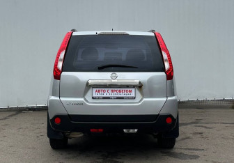 Подержанный автомобиль Nissan X-Trail 2011 года (6 фото)