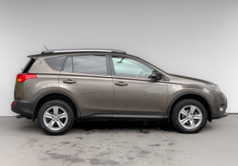 Подержанный автомобиль Toyota RAV4 2014 года (4 фото)