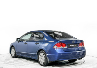 Подержанный автомобиль Honda Civic Sedan 2007 года (7 фото)