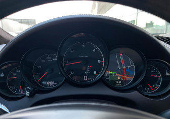 Подержанный автомобиль Porsche Cayenne 2012 года (11 фото)