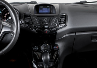 Подержанный автомобиль Ford Fiesta Sedan 2015 года (13 фото)