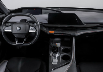 Подержанный автомобиль Changan UNI-V 2023 года (12 фото)
