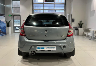 Подержанный автомобиль Renault Sandero 2010 года (5 фото)