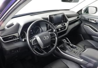Подержанный автомобиль Toyota Highlander 2021 года (7 фото)