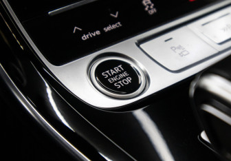 Подержанный автомобиль Audi A8 2023 года (18 фото)