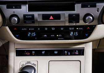 Подержанный автомобиль Lexus ES 2015 года (19 фото)