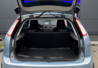 Подержанный автомобиль Ford Focus Hatchback 2010 года (9 фото)