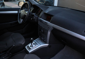 Подержанный автомобиль Opel Astra Hatchback 2011 года (7 фото)
