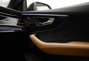 Подержанный автомобиль Audi Q8 2019 года (27 фото)