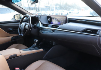 Подержанный автомобиль Lexus ES 2021 года (9 фото)