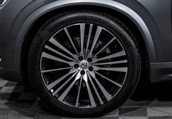 Подержанный автомобиль Volvo XC90 2019 года (15 фото)