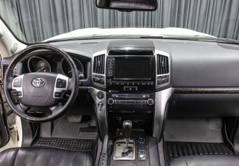 Подержанный автомобиль Toyota Land Cruiser Suv 2015 года (14 фото)