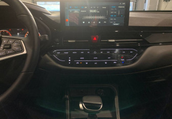 Подержанный автомобиль Москвич 3 2023 года (16 фото)