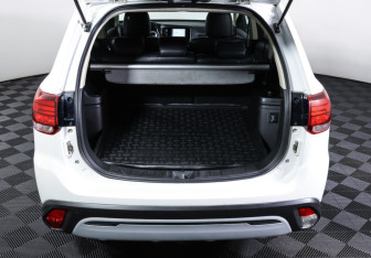 Подержанный автомобиль Mitsubishi Outlander 2021 года (10 фото)