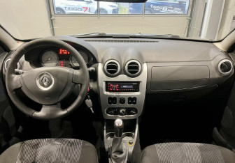 Подержанный автомобиль Renault Sandero 2010 года (12 фото)