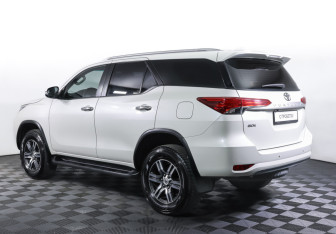 Подержанный автомобиль Toyota Fortuner 2022 года (7 фото)