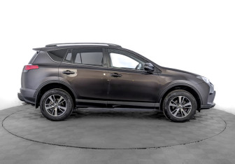 Подержанный автомобиль Toyota RAV4 2018 года (5 фото)