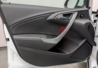 Подержанный автомобиль Opel Astra Hatchback 2012 года (19 фото)