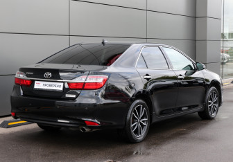 Подержанный автомобиль Toyota Camry Sedan 2017 года (5 фото)