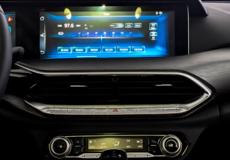 Новый FAW Bestune T77 2024 (11 фото)