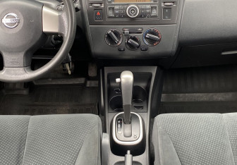 Подержанный автомобиль Nissan Tiida Hatchback 2012 года (13 фото)