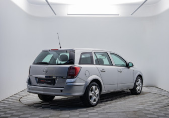 Подержанный автомобиль Opel Astra Wagon 2012 года (5 фото)
