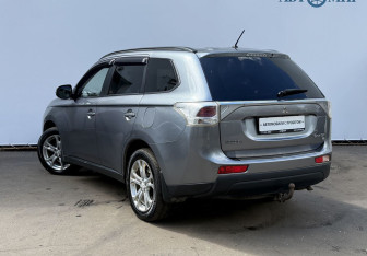 Подержанный автомобиль Mitsubishi Outlander 2012 года (7 фото)