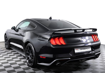 Подержанный автомобиль Ford Mustang Coupe 2022 года (7 фото)