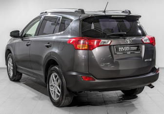Подержанный автомобиль Toyota RAV4 2014 года (7 фото)