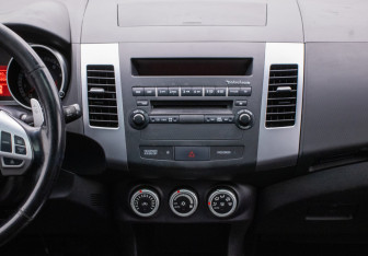 Подержанный автомобиль Mitsubishi Outlander 2008 года (14 фото)