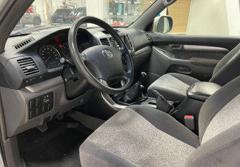 Подержанный автомобиль Toyota Land Cruiser Prado 2003 года (12 фото)