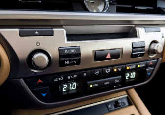 Подержанный автомобиль Lexus ES 2015 года (28 фото)