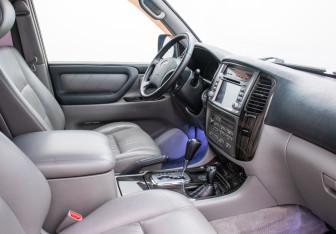 Подержанный автомобиль Toyota Land Cruiser Suv 2006 года (9 фото)