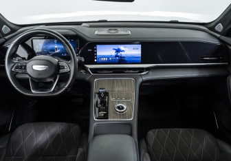 Подержанный автомобиль Geely Monjaro 2025 года (13 фото)