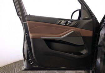 Подержанный автомобиль BMW X5 2022 года (19 фото)