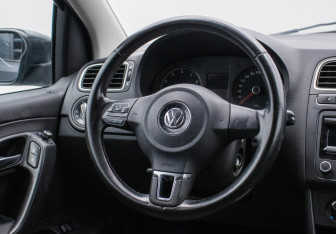 Подержанный автомобиль Volkswagen Polo Sedan 2011 года (15 фото)