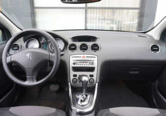 Подержанный автомобиль Peugeot 308 Hatchback 2010 года (12 фото)
