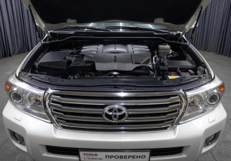Подержанный автомобиль Toyota Land Cruiser Suv 2015 года (9 фото)