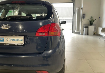 Подержанный автомобиль Kia Venga 2012 года (8 фото)